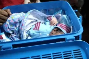 மனைவியிடம் காசு வாங்க குழந்தையை அடித்து துன்புறுத்திய தந்தை