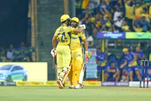 திருமண ஊர்வலத்தை பார்த்துக்கொண்டிருந்த இரு பெண்களுக்கு ஏற்பட்ட சோகம்