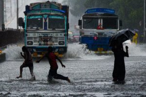 இமாலய வெற்றியிலக்கை நிர்ணயித்த பெங்களூரு அணி
