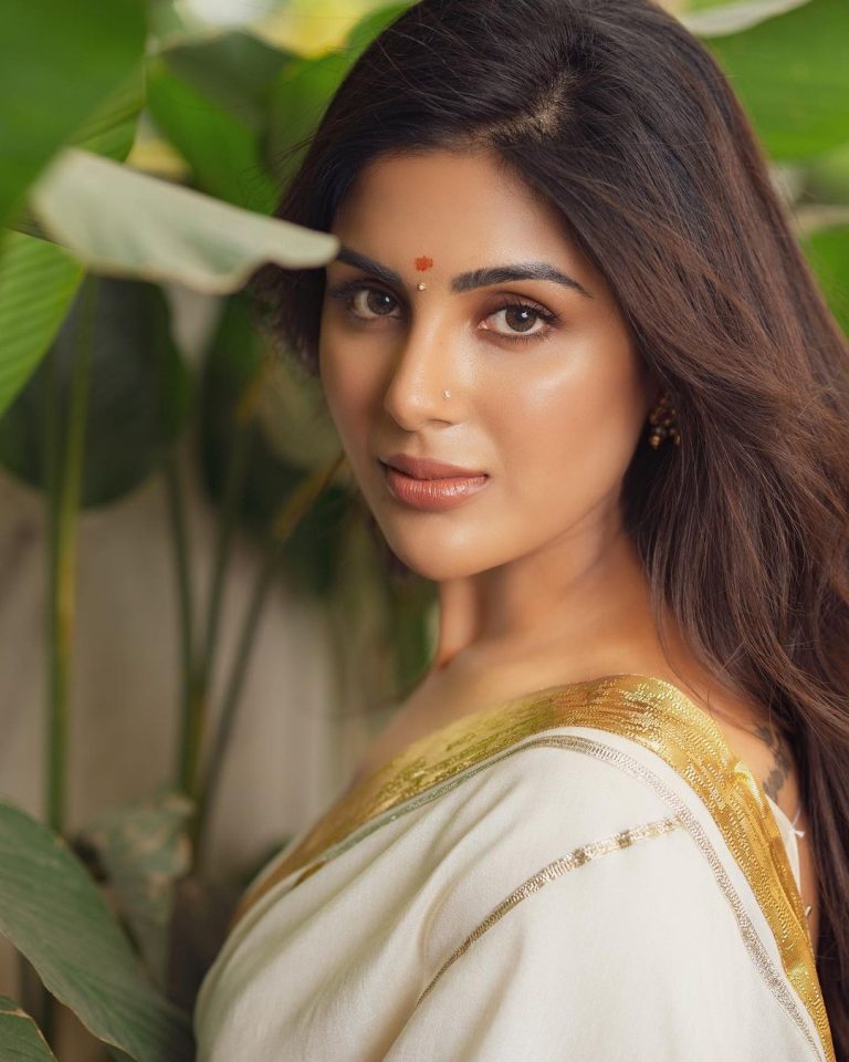 vaathi-movie-actress-samyuktha-menon-gallery