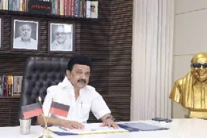 உக்ரைனின் மையப்பகுதியில் தாக்குதல் நடத்திய ரஷ்யா ; 10 பேர் பலி