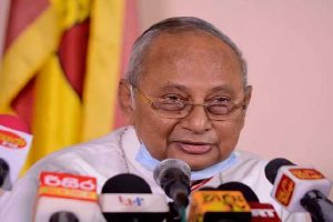 வேறு வழியே இல்லை! 40 வயது நடிகையுடன் சேர்ந்தார் தனுஷ்