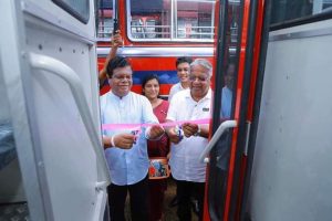ஓடுபாதையில் சறுக்கி விமான நிலைய சுவரில் மோதி இரண்டாக உடைந்த விமானம்!