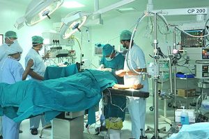 குடிவரவு குடியகல்வு திணைக்கள அதிகாரி உட்பட வெளிநாடு செல்ல முயற்சித்த பெண்ணொருவர் கைது!