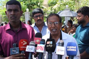 பிரான்சில் சார்லஸ் மன்னருக்கு வழங்கப்பட்ட பிரபல கால்பந்து அணி ஜெர்சி