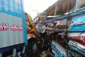 கொள்ளுப்பிட்டியில் பேரூந்து ஒன்றின் மீது விழுந்த மரம் – 5 பேர் மரணம்