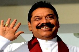 சிட்னியிலிருந்து பயணித்துக்கொண்டிருந்த விமானத்தின் கதவினை திறக்க முயன்றவரால் பரபரப்பு