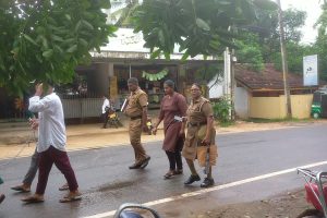 யாழில் காவல் நிலையம் அருகே வாள்வெட்டு  – பொலிஸார் துப்பாக்கி பிரயோகம்