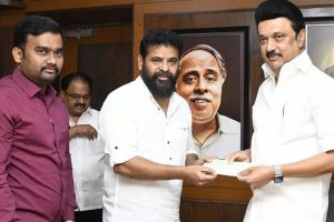 காரில் ஆசிரியருடன் உடலுறவு கொண்ட மாணவர்!! தாய் எடுத்த அதிரடி நடவடிக்கை