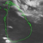 இந்தியாவில் சுற்றுலாப் பயணிகள் சென்ற கார் மீது சரிந்து விழுந்த பாறைகள் – ஒருவர் பலி, இருவர் படுகாயம்