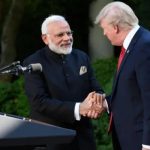 மும்பை விமான நிலையத்தில் கண்டுபிடிக்கப்பட்ட தங்க காலணிகள் – அதிகாரிகள் அதிர்ச்சி