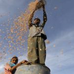 காஷ்மீரில் லஷ்கர் இ தொய்பாவுடன் தொடர்புடைய இரு பயங்கரவாதிகள் கைது; ஏராளமான ஆயுதங்கள் பறிமுதல்