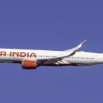 ஆஸ்திரேலியாவில் மேம்பாலத்தில் மோதி விபத்துக்குள்ளான விமானம்