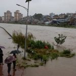 சேலையில் மயக்கும் மீனாட்சி செளத்ரி