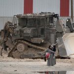 அம்மாவின் நகையை திருடிய மகன் கைது! நீதிமன்றில் வைத்து தப்பியோட்டம்!!