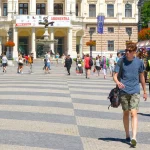 3 வயது மகளுக்கு கிட்கேட் வழங்கிய கட்டார் எயார்வேஸ் – 5 மில்லியன் டொலர் கோரும் தாய்