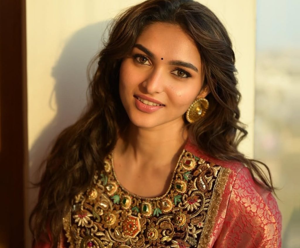 Actress Kayadu Lohar stunning viral photoshoot images.