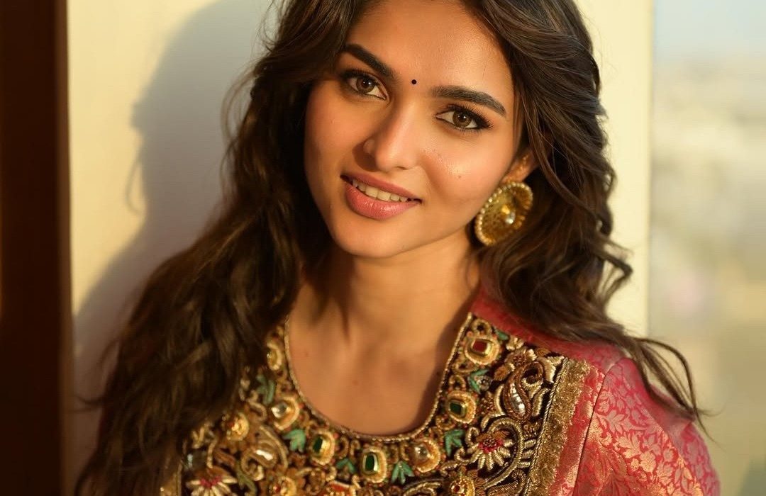 Actress Kayadu Lohar stunning viral photoshoot images.