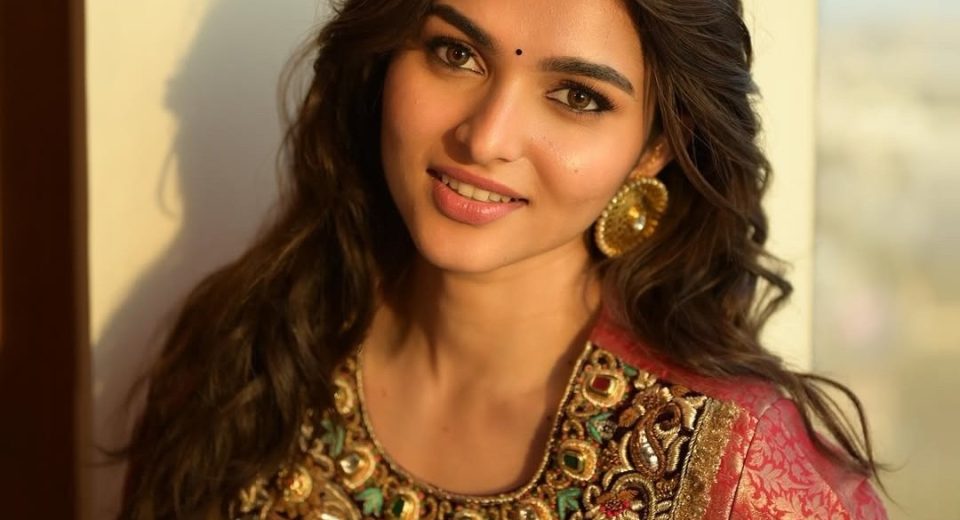 Actress Kayadu Lohar stunning viral photoshoot images.