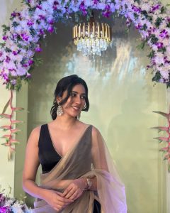 அழகு தேவதை அக்ஷயா ஹரிஹரனின் (Akshaya Hariharan) மயக்கும் மற்றும் வசீகரமான லேட்டஸ்ட் புகைப்படத் தொகுப்பு இங்கே! இணையத்தில் வைரலாகும் அவரது கியூட் போட்டோஷூட் புகைப்படங்களை உடனே காணுங்கள். அழகின் மறு உருவம் அக்ஷயாவின் சிறந்த கேலரி."