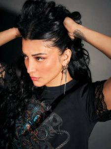 #ShrutiHaasan #BlackBeauty #ShrutiHaasanPhotos #LatestPhotoshoot #Kollywood #ViralPhotos #ShrutiHaasanFans #BlackOutfit