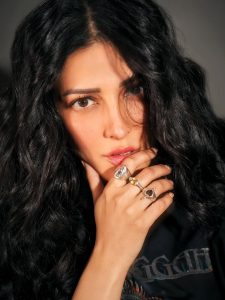 #ShrutiHaasan #BlackBeauty #ShrutiHaasanPhotos #LatestPhotoshoot #Kollywood #ViralPhotos #ShrutiHaasanFans #BlackOutfit