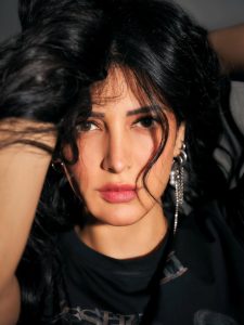 #ShrutiHaasan #BlackBeauty #ShrutiHaasanPhotos #LatestPhotoshoot #Kollywood #ViralPhotos #ShrutiHaasanFans #BlackOutfit