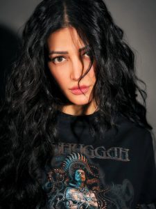 #ShrutiHaasan #BlackBeauty #ShrutiHaasanPhotos #LatestPhotoshoot #Kollywood #ViralPhotos #ShrutiHaasanFans #BlackOutfit
