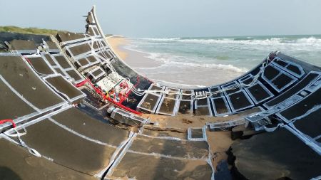 #Trincomalee #SriLanka #ISRO #IndianRocket #SpaceDebris #BreakingNews #TamilNews #TrincoBeach