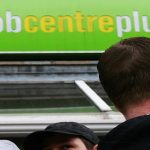 பரிசோதனையின் போது தற்செயலாக வெடித்த துப்பாக்கி – ஒருவர் படுகாயம்!