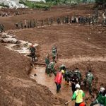 திருப்பதியில் தனுஷை சூழ்ந்த ரசிகர்கள்: மகன்களின் செயலால் நெகிழ்ந்த இணையதளம்!