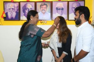 #Julie #BiggBossJulie #PremalathaVijayakanth #CaptainVijayakanth #WeddingInvite #TamilNews #Vijayakanth #DMDK #ViralPhoto #JulieMarriage #பிக்பாஸ்ஜூலி #பிரேமலதாவிஜயகாந்த் #திருமணம்