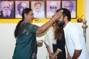 #Julie #BiggBossJulie #PremalathaVijayakanth #CaptainVijayakanth #WeddingInvite #TamilNews #Vijayakanth #DMDK #ViralPhoto #JulieMarriage #பிக்பாஸ்ஜூலி #பிரேமலதாவிஜயகாந்த் #திருமணம்