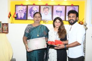 #Julie #BiggBossJulie #PremalathaVijayakanth #CaptainVijayakanth #WeddingInvite #TamilNews #Vijayakanth #DMDK #ViralPhoto #JulieMarriage #பிக்பாஸ்ஜூலி #பிரேமலதாவிஜயகாந்த் #திருமணம்