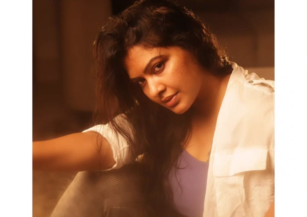 View the latest collection of ரச்சித்தா மகாலட்சுமி ஹாட் போட்டோஸ், celebrating her vibrant personality and elegance.