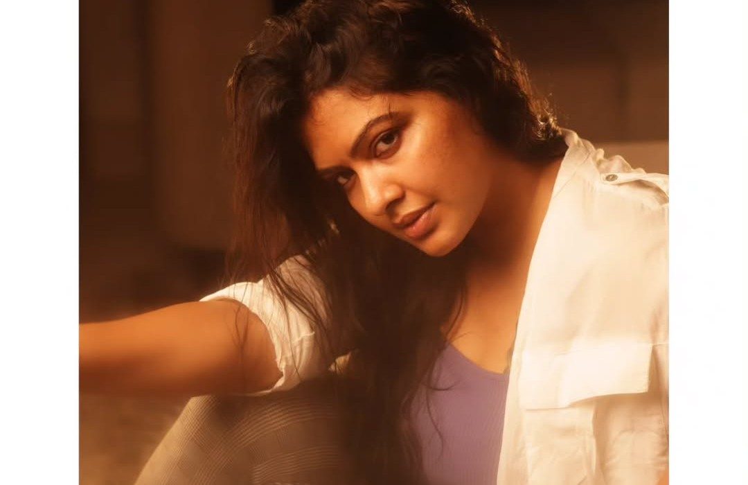 View the latest collection of ரச்சித்தா மகாலட்சுமி ஹாட் போட்டோஸ், celebrating her vibrant personality and elegance.