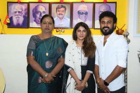 #Julie #BiggBossJulie #PremalathaVijayakanth #CaptainVijayakanth #WeddingInvite #TamilNews #Vijayakanth #DMDK #ViralPhoto #JulieMarriage #பிக்பாஸ்ஜூலி #பிரேமலதாவிஜயகாந்த் #திருமணம்