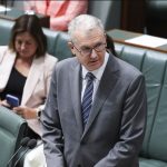 முதியோர்களுக்காக வடிவமைக்கப்பட்ட பிரத்தியேக காலணி!