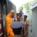 மாறியது வரலாறு: தோட்டத் தொழிலாளர்களை நேரில் சென்று சந்தித்தார் ஜனாதிபதி!