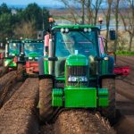 போர் காரணமாக கோடை விடுமுறை பயணிகள் இடமாற்றம்