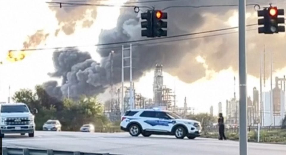 valero-refinery-fire-explosion-smoke-plume-texas-usa