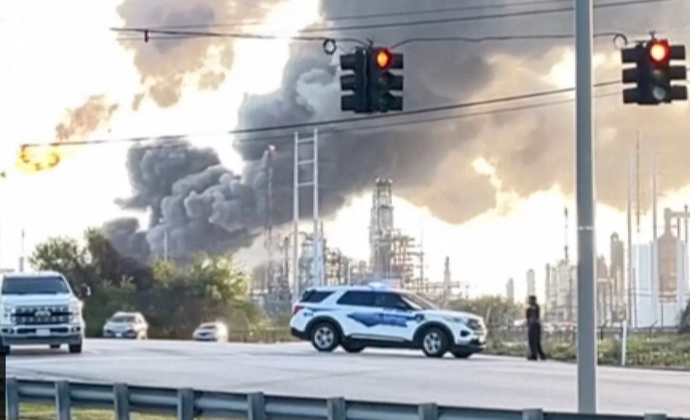 valero-refinery-fire-explosion-smoke-plume-texas-usa