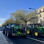 பாகிஸ்தான் பிரதமருக்கு பறக்கும் ‘அழைப்புகள்’: நாளை நடக்கப்போவது என்ன?