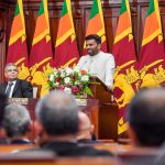 இந்தியாவில் சமையல் எரிவாயு பற்றாக்குறை – டெல்லியை விட்டு வெளியேறும் வெளியேறும் மக்கள்