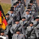 இந்தியாவில் சமையல் எரிவாயு பற்றாக்குறை – டெல்லியை விட்டு வெளியேறும் வெளியேறும் மக்கள்