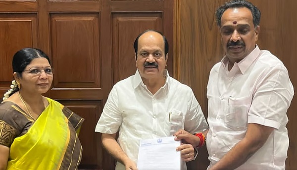 சட்டப்பேரவைத் தேர்தலுக்குப் பின்னர் அதிமுக பொதுச்செயலாளர் பழனிசாமிக்கு எதிராக போர்க்கொடி தூக்கிய 25 எம்எல்ஏக்களில் எம்.ஆர்.விஜயபாஸ்கரும் ஒருவர் என்பது குறிப்பிடத்தக்கது.