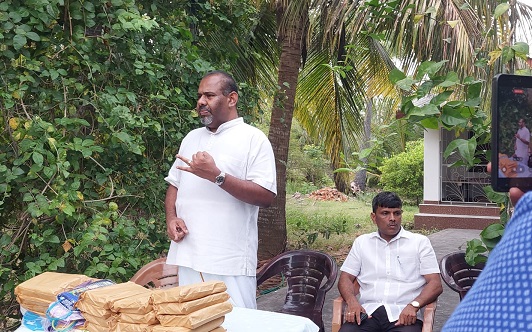 பருத்தித்துறை நகரின் மூன்றாம் வட்டாரத்துக்குட்பட்ட கோரியடி பகுதியில் நகரபிதா வின்சென் டீ போல் டக்ளஸ் போல் தலைமையில் நடைபெற்ற மக்கள் சந்திப்பில் கஜேந்திரகுமார் பங்கேற்று உரையாற்றும்போது