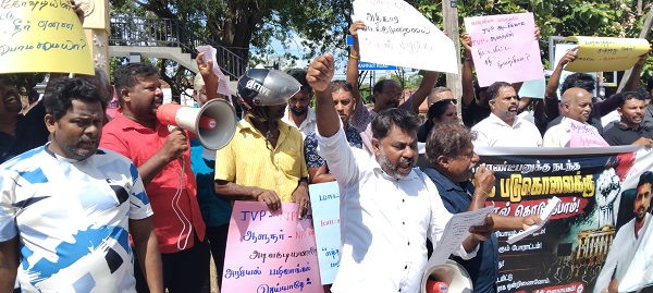 வடக்கு மாகாண ஆளுநரால் கடந்த 24 ஆம் திகதி வெளியிடப்பட்ட விசேட வர்த்தமானி அறிவித்தல் மூலம், வவுனியா மாநகர சபை மேயர் சு.காண்டீபனின் பதவி பறிக்கப்பட்டதுடன், அவரது மாநகர சபை உறுப்புரிமையும் இரத்துச் செய்யப்பட்டிருந்தது. இதற்கு எதிர்ப்புத் தெரிவித்தே இந்த ஆர்ப்பாட்டம் ஏற்பாடு செய்யப்பட்டிருந்தது.