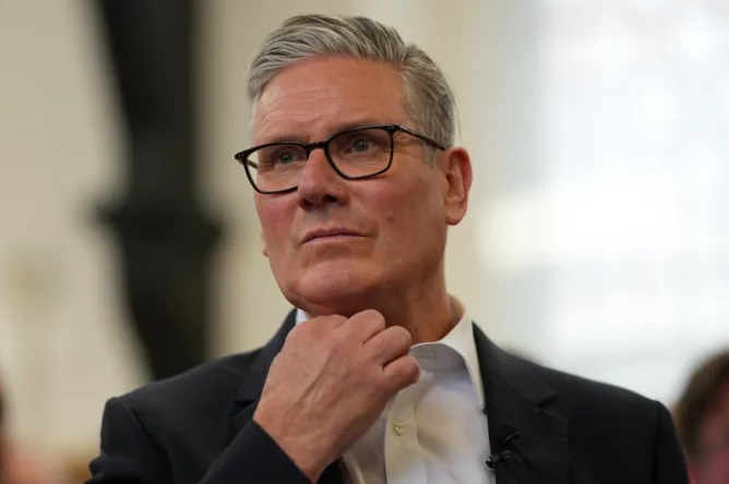 பிரித்தானிய பிரதமர் சர் கீர் ஸ்டார்மர் (Sir Keir Starmer) தனது பதவியை ராஜினாமா செய்ய வேண்டும் என்று அமைச்சரவை மற்றும் கட்சிக்குள்ளேயே அழுத்தங்கள் அதிகரித்து வரும் நிலையில், அவர் தனது அரசியல் எதிர்காலம் குறித்து தீவிரமாக ஆலோசித்து வருகிறார்.