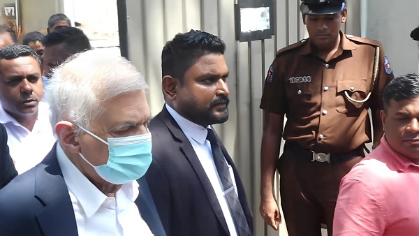 அரசு பணத்தை முறைகேடாகப் பயன்படுத்தியதாகக் கூறப்படும் குற்றச்சாட்டின் கீழ், சந்தேகநபர்களாகப் பெயரிடப்பட்டுள்ள முன்னாள் ஜனாதிபதி ரணில் விக்கிரமசிங்க மற்றும் முன்னாள் ஜனாதிபதியின் செயலாளர் சமன் ஏகநாயக்க ஆகியோர் இன்று கொழும்பு கோட்டை நீதிவான் நீதிமன்றத்தில் முன்னிலைப்படுத்தப்பட்டனர்.